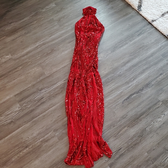 Red gown like new - Picture 3 of 4